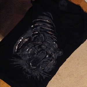 Stranded black tee with tiger, size L